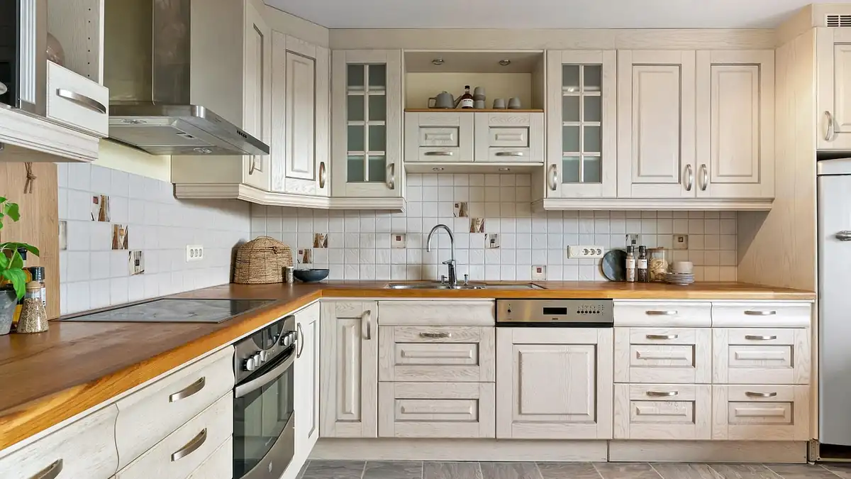 Tidy Singapore kitchen with degreased surfaces and backsplash