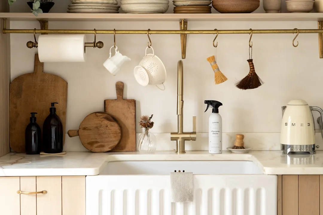 Kitchen-sink-counter-top-cleaning